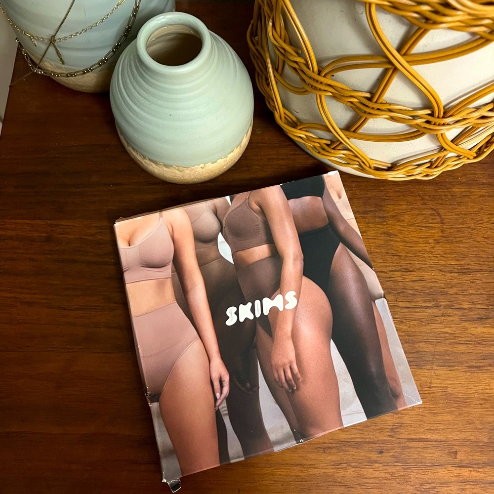 SKIMS core control thong- Clay